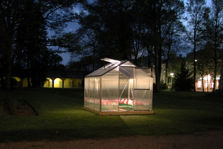 mb-Stadtnatur'2006, ObjektInstallation im oe!ffentlichen Raum, ca. 2,5x2,5x2,3 m, Gewae!chshaus, rote und grue!ne Fliegenklatschen, Licht, div. Materialien, Soundinstallation mit Fliege.JPG